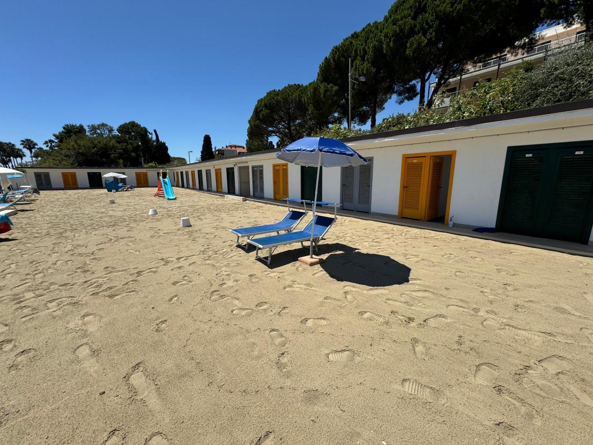 Tirrenia Beach House - Sea Front With Private Beach Sanremo Exterior foto